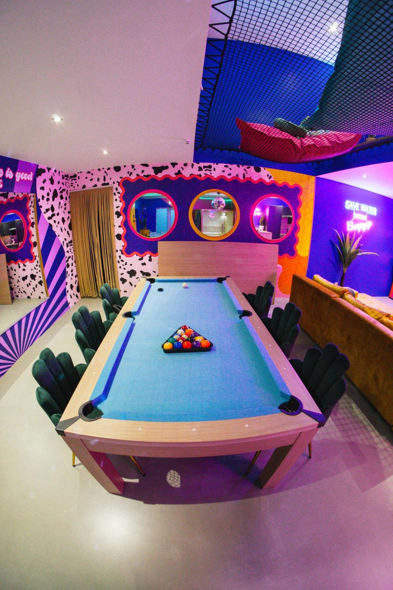Capsule Boogie-Woogie - Jacuzzi - Sauna - Billard - Jeux - Ecran Geant - Filet Suspendu - Netflix La Louvière Dış mekan fotoğraf