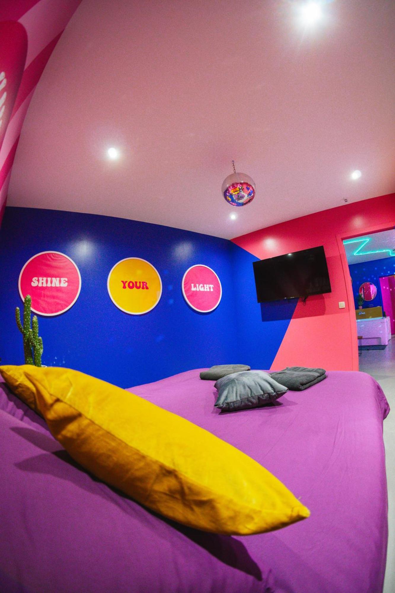 Capsule Boogie-Woogie - Jacuzzi - Sauna - Billard - Jeux - Ecran Geant - Filet Suspendu - Netflix La Louvière Dış mekan fotoğraf