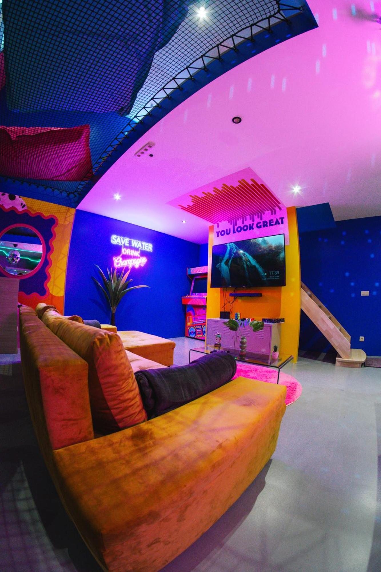Capsule Boogie-Woogie - Jacuzzi - Sauna - Billard - Jeux - Ecran Geant - Filet Suspendu - Netflix La Louvière Dış mekan fotoğraf