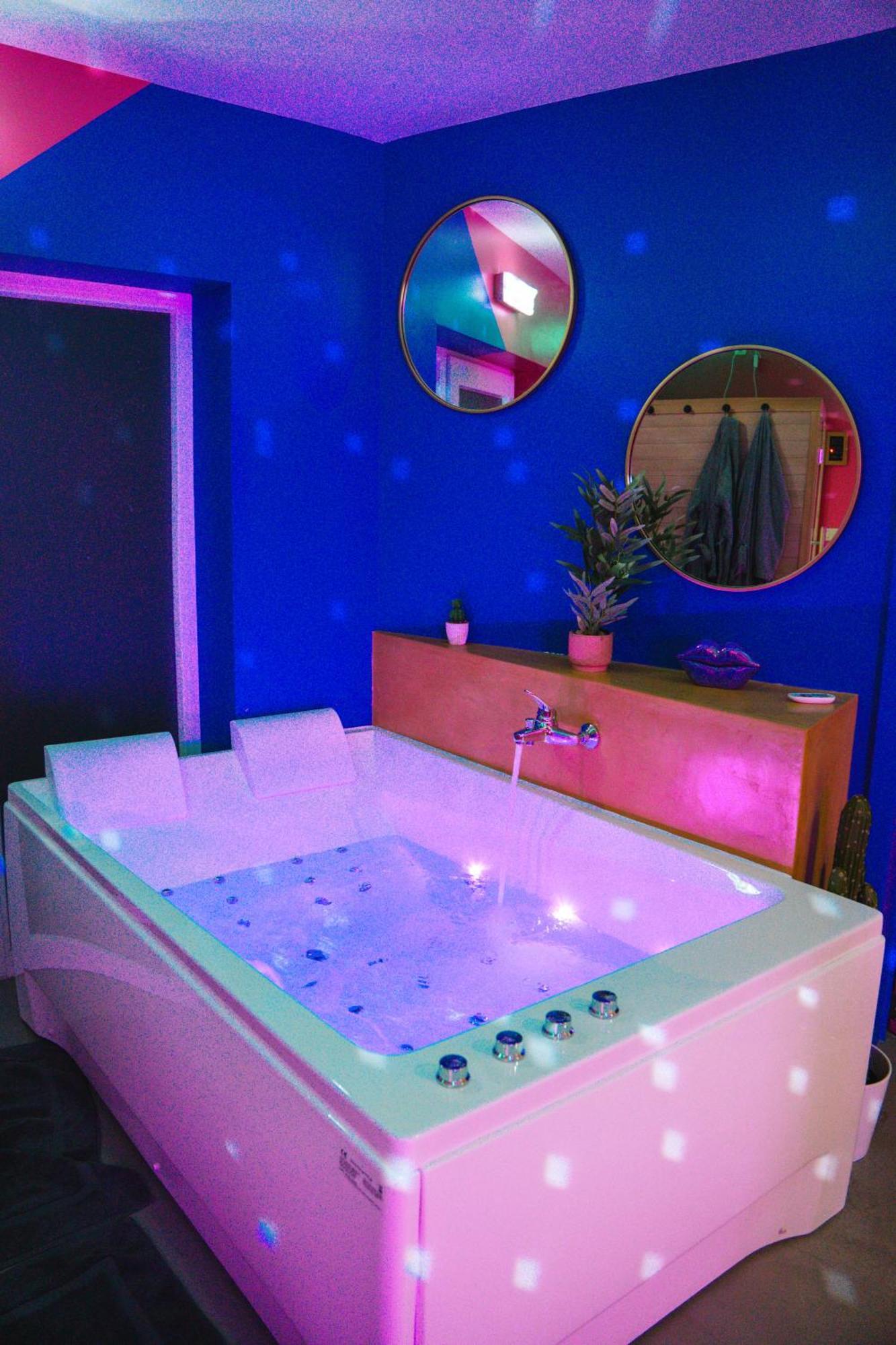 Capsule Boogie-Woogie - Jacuzzi - Sauna - Billard - Jeux - Ecran Geant - Filet Suspendu - Netflix La Louvière Dış mekan fotoğraf
