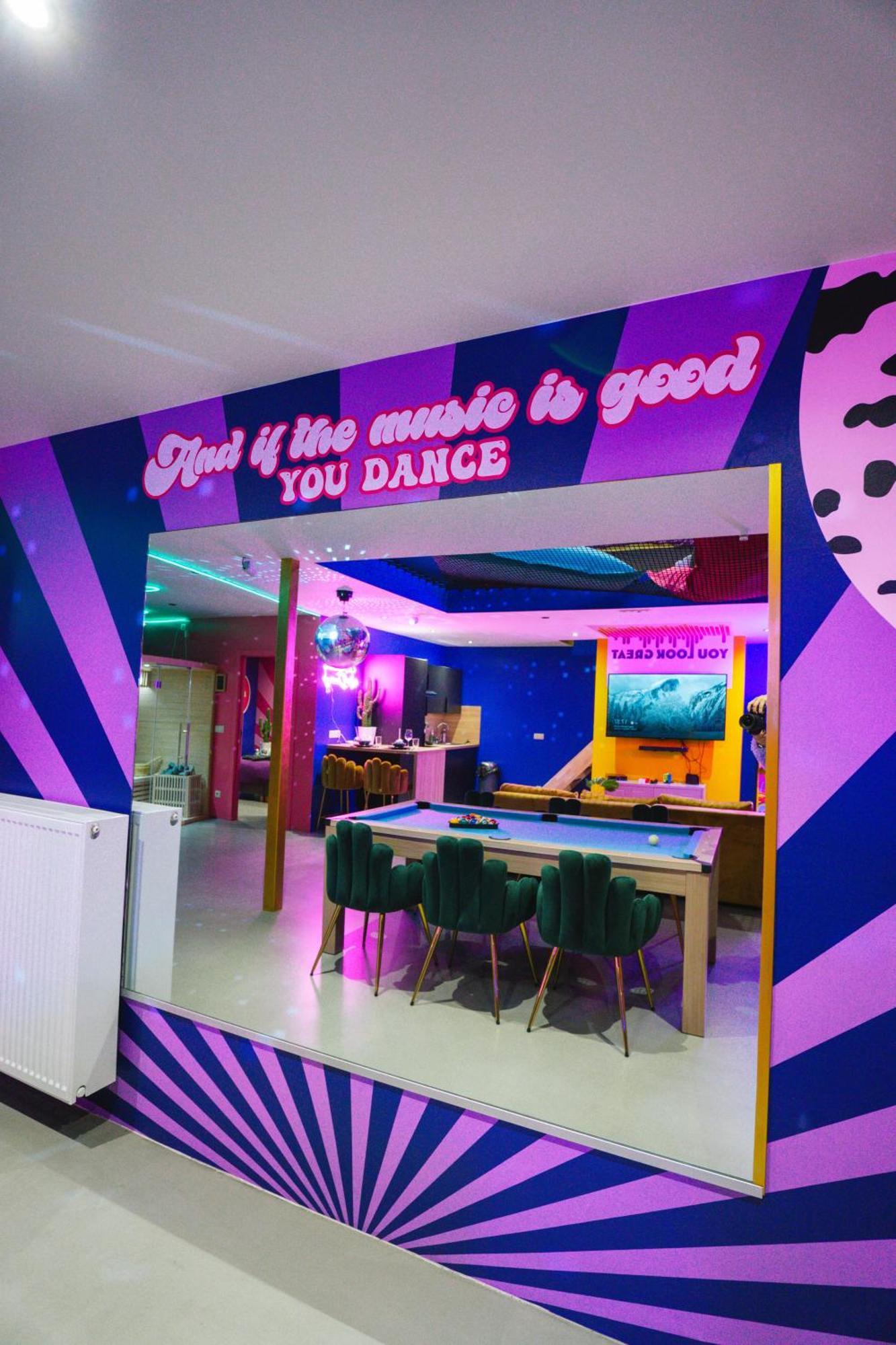 Capsule Boogie-Woogie - Jacuzzi - Sauna - Billard - Jeux - Ecran Geant - Filet Suspendu - Netflix La Louvière Dış mekan fotoğraf