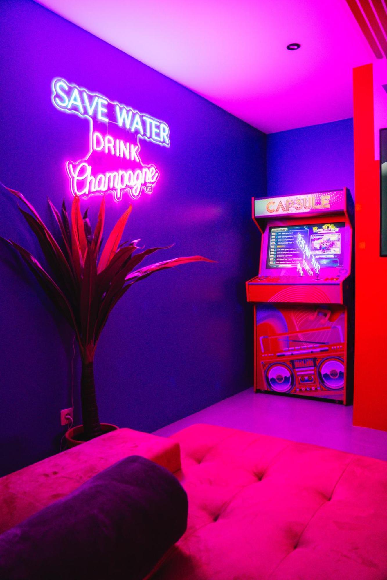 Capsule Boogie-Woogie - Jacuzzi - Sauna - Billard - Jeux - Ecran Geant - Filet Suspendu - Netflix La Louvière Dış mekan fotoğraf