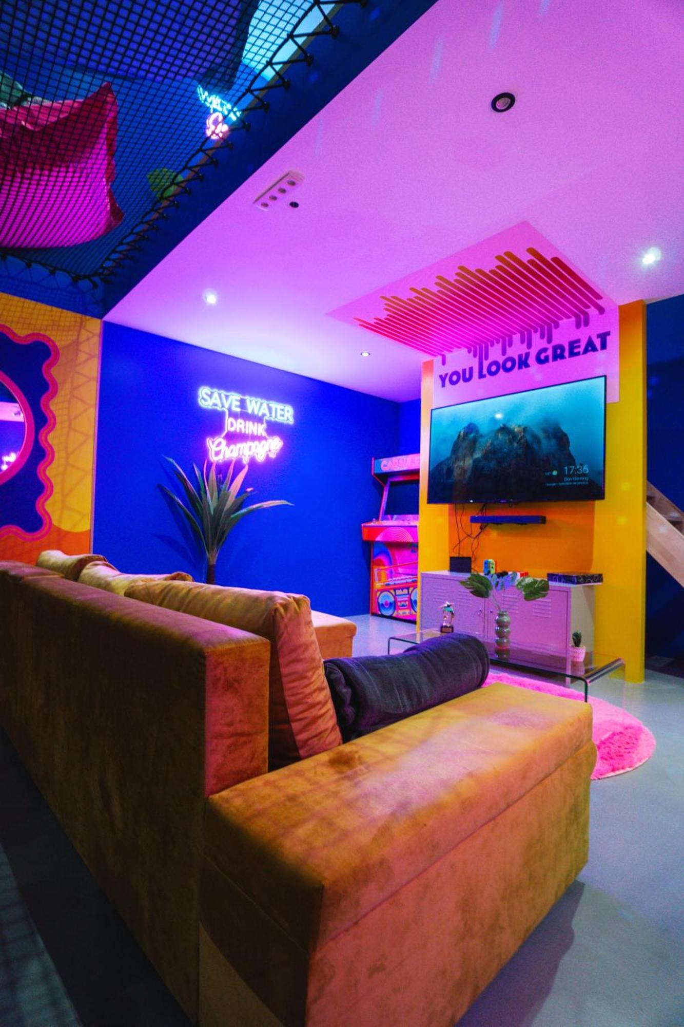 Capsule Boogie-Woogie - Jacuzzi - Sauna - Billard - Jeux - Ecran Geant - Filet Suspendu - Netflix La Louvière Dış mekan fotoğraf