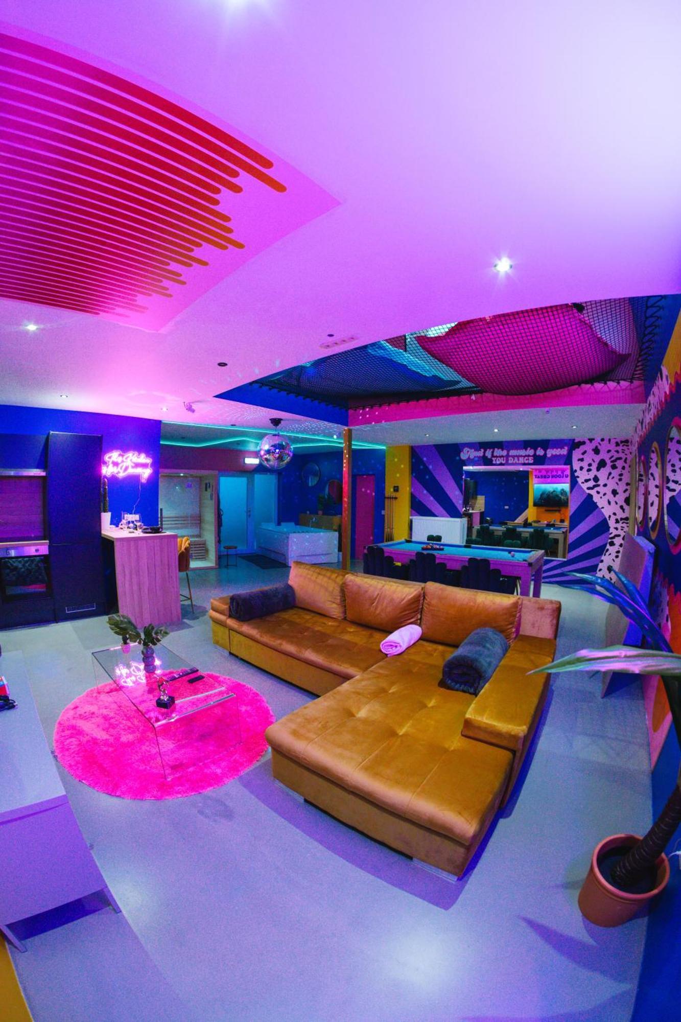 Capsule Boogie-Woogie - Jacuzzi - Sauna - Billard - Jeux - Ecran Geant - Filet Suspendu - Netflix La Louvière Dış mekan fotoğraf