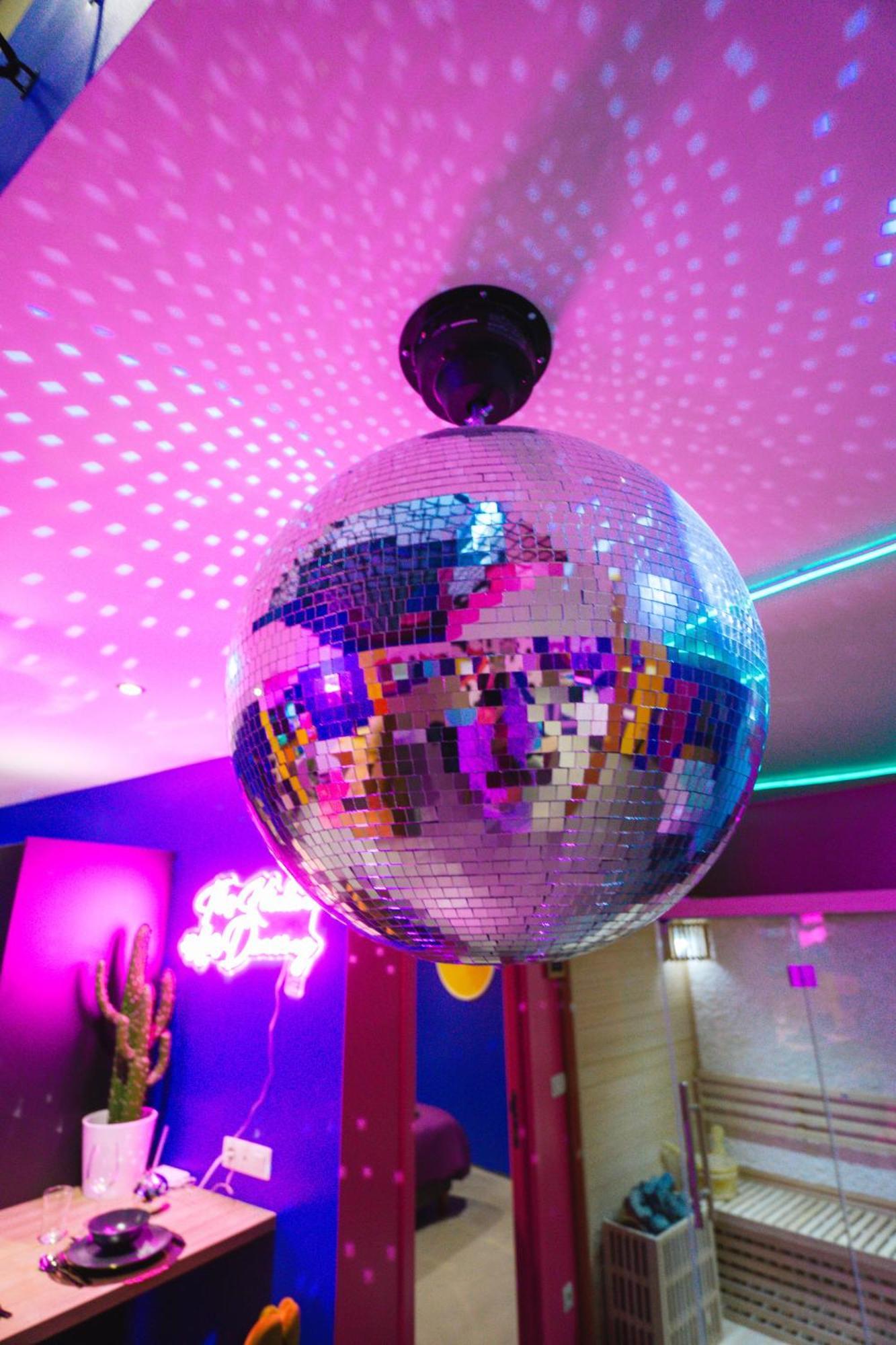 Capsule Boogie-Woogie - Jacuzzi - Sauna - Billard - Jeux - Ecran Geant - Filet Suspendu - Netflix La Louvière Dış mekan fotoğraf