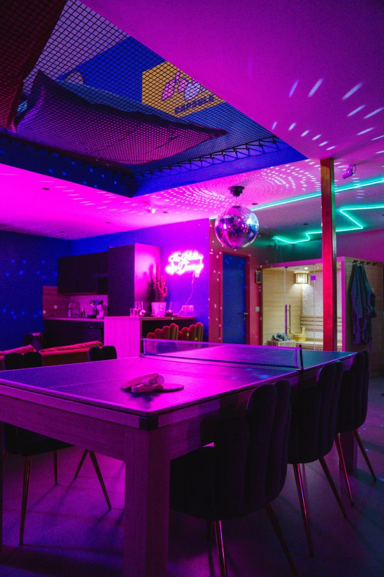 Capsule Boogie-Woogie - Jacuzzi - Sauna - Billard - Jeux - Ecran Geant - Filet Suspendu - Netflix La Louvière Dış mekan fotoğraf
