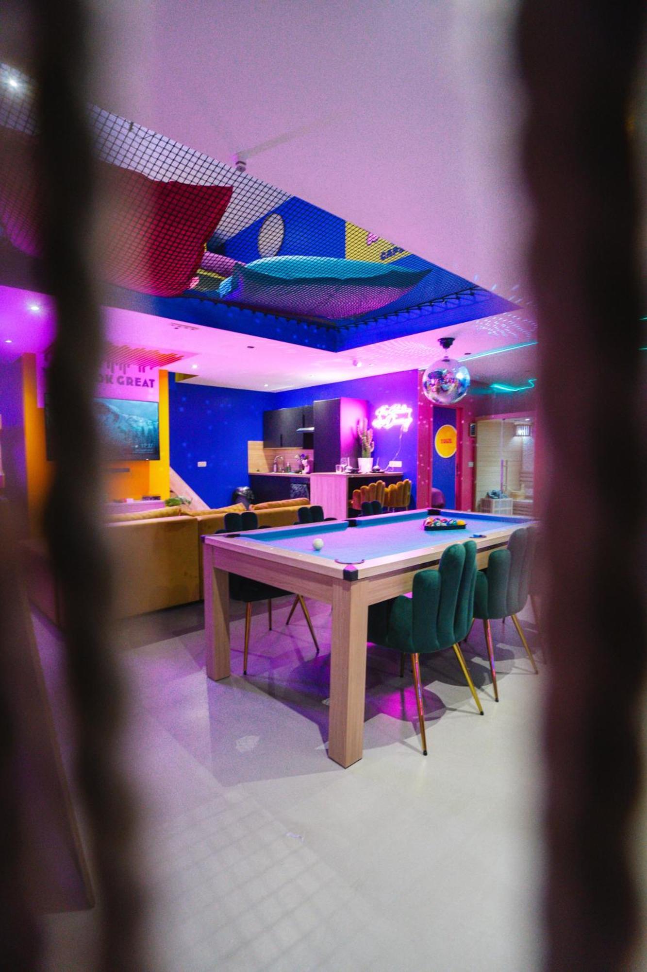 Capsule Boogie-Woogie - Jacuzzi - Sauna - Billard - Jeux - Ecran Geant - Filet Suspendu - Netflix La Louvière Dış mekan fotoğraf