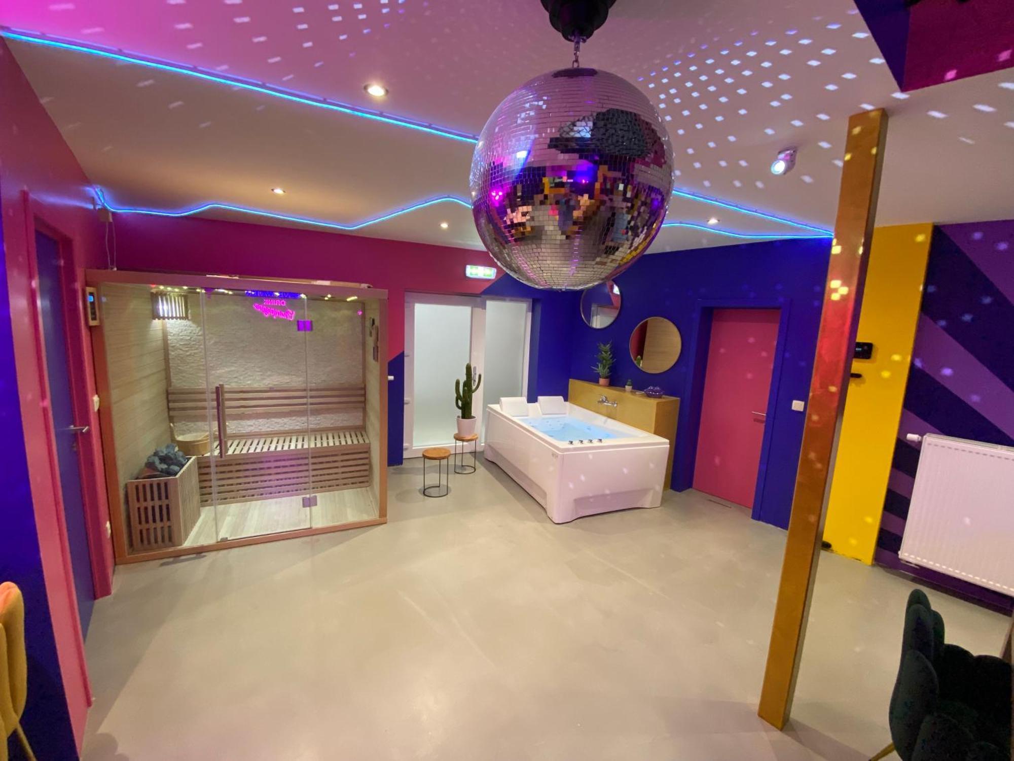Capsule Boogie-Woogie - Jacuzzi - Sauna - Billard - Jeux - Ecran Geant - Filet Suspendu - Netflix La Louvière Dış mekan fotoğraf